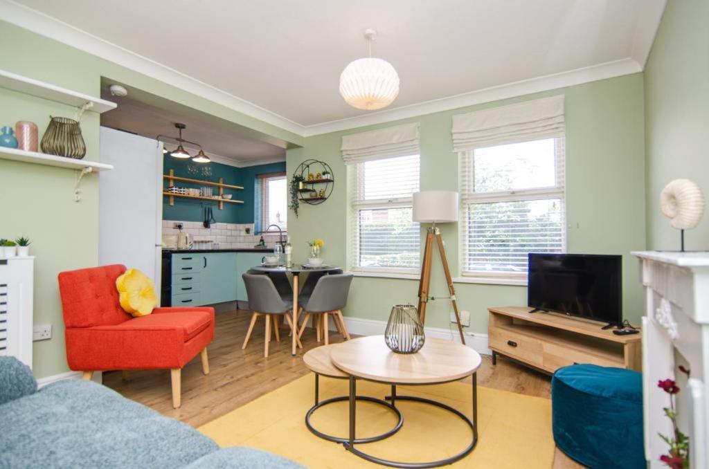 Cosy Lichfield Apartment Bagian luar foto