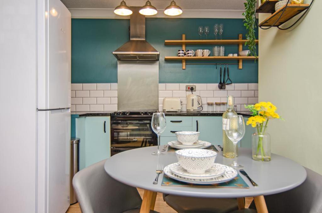 Cosy Lichfield Apartment Bagian luar foto