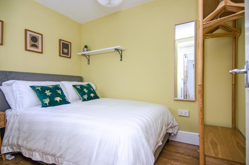 Cosy Lichfield Apartment Bagian luar foto