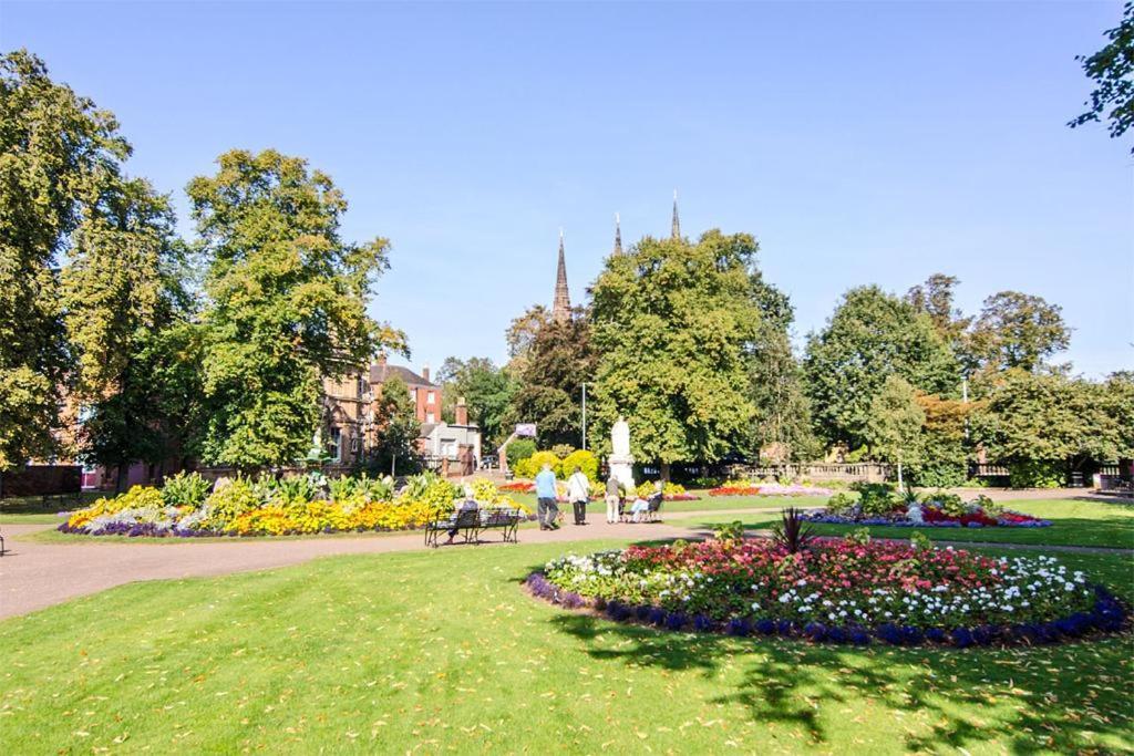 Cosy Lichfield Apartment Bagian luar foto
