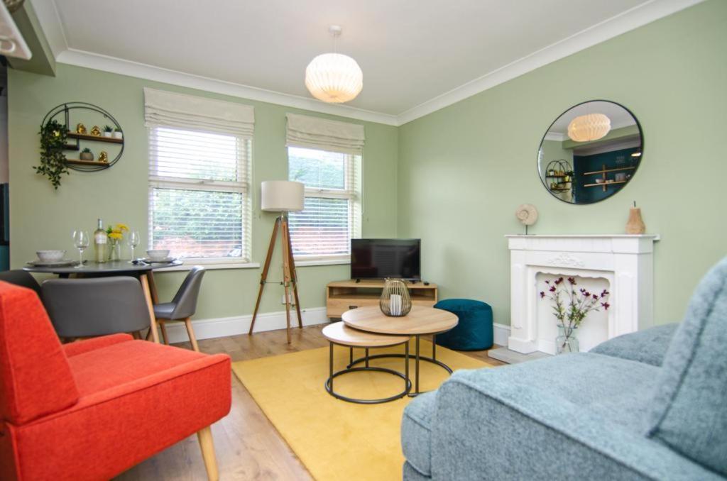 Cosy Lichfield Apartment Bagian luar foto