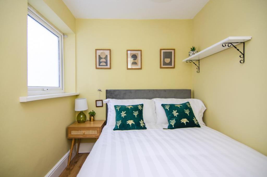 Cosy Lichfield Apartment Bagian luar foto