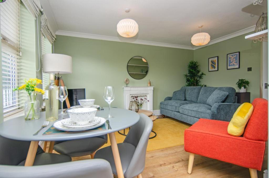 Cosy Lichfield Apartment Bagian luar foto