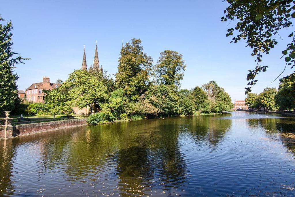 Cosy Lichfield Apartment Bagian luar foto